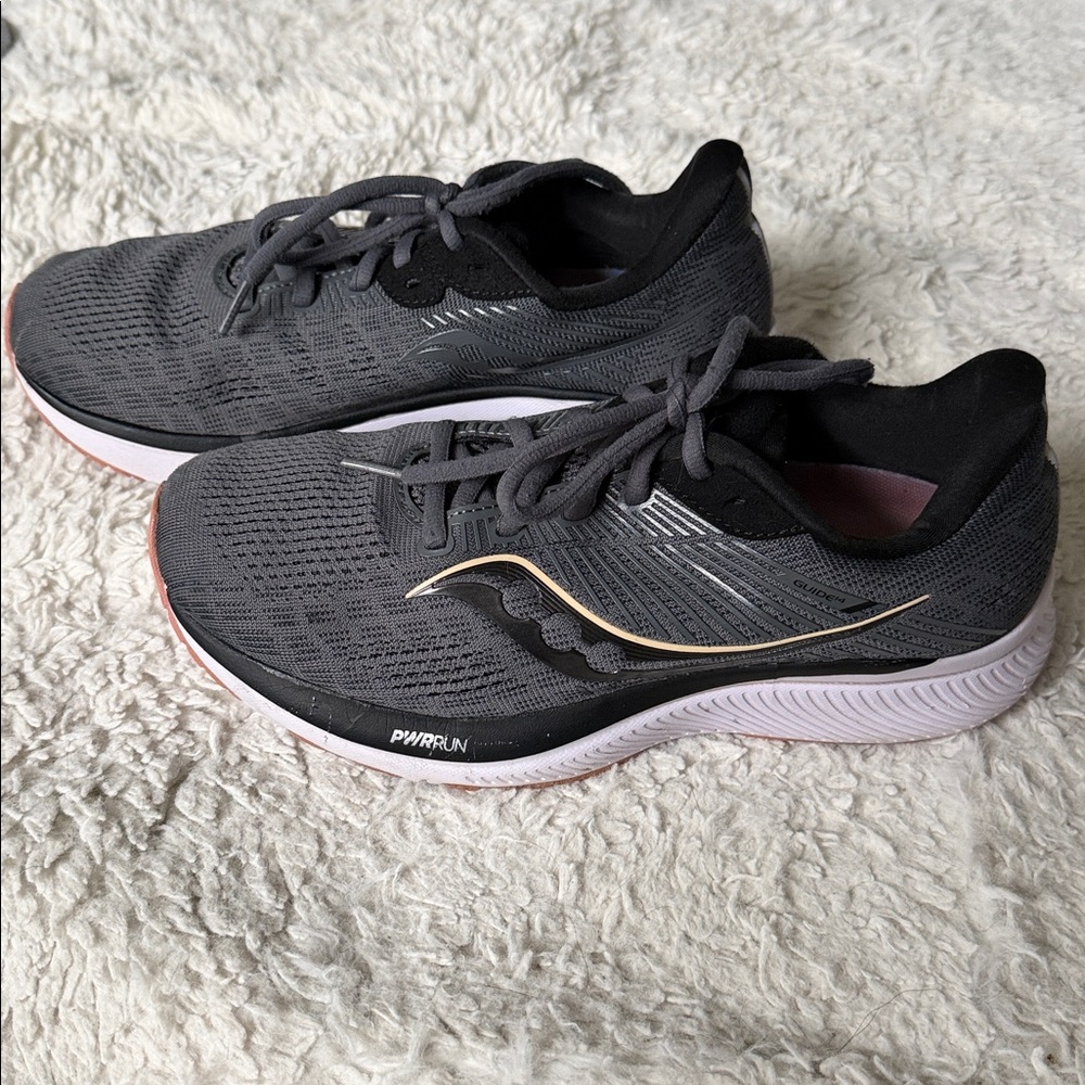 Saucony Women's Guide 14 Wide Running Shoe Charcoal/Rose size 8.5